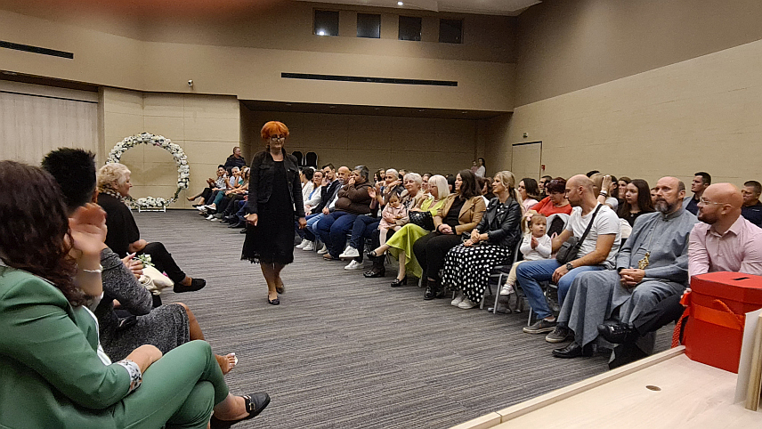 ТЕСЛИЋ, 24. JУЛА /СРНА/ - Једанаесторо Теслићана и три Бањалучанке, који су добили битку са различитим облицима карцинома, организовало је вечерас у Теслићу хуманитарну модну ревију, а средства од добровољних прилога намијењена су теслићком удружењу "Нови живот" које је у процедури оснивања.