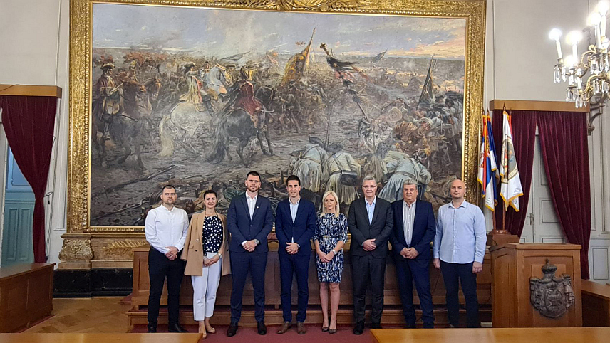 СОМБОР, 24. СЕПТЕМБРА /СРНА/ - Делегације Српске у којој шеф кабинета министра за европске интеграције и међународну сарадњу Горан Вучић и предсједник удружења „Корени“ Мирослав Лазендић, са представницима Сомбора.