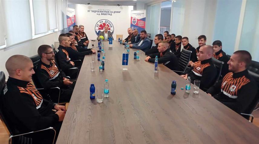 ВИШЕГРАД, 24. СЕПТЕМБРА /СРНА/ - Директор предузећа "Хидроелектране на Дрини" Вишеград Недељко Перишић уприличио је пријем за управу и играче Рукометног клуба "Вишеград ХЕД".
