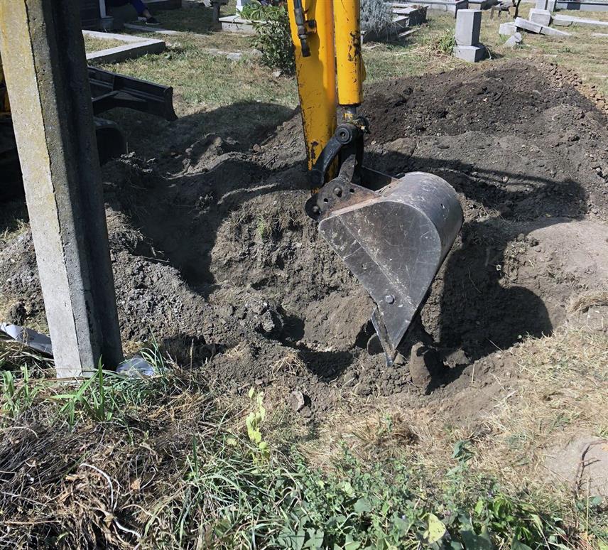 САРАЈЕВО, 25. СЕПТЕМБРА /СРНА/ - На необиљеженим парцелама на локацији Градског гробља Лукавац пронађени су готово комплетни посмртни остаци два лица, највјероватније српске националности, саопштено је данас из Тужилаштва БиХ.