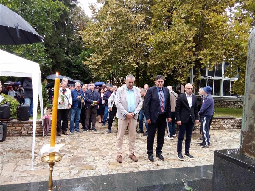 НОВИ ГРАД, 25. СЕПТЕМБРА /СРНА/ - У Новом Граду данас је обиљежен Дан одбране ове општине у Одбрамбено-отаџбинском рату, а тим поводом код централног спомен-обиљежја служен је парастос погинулим борцима, положени вијенци и цвијеће, те одржан Марш слободе.