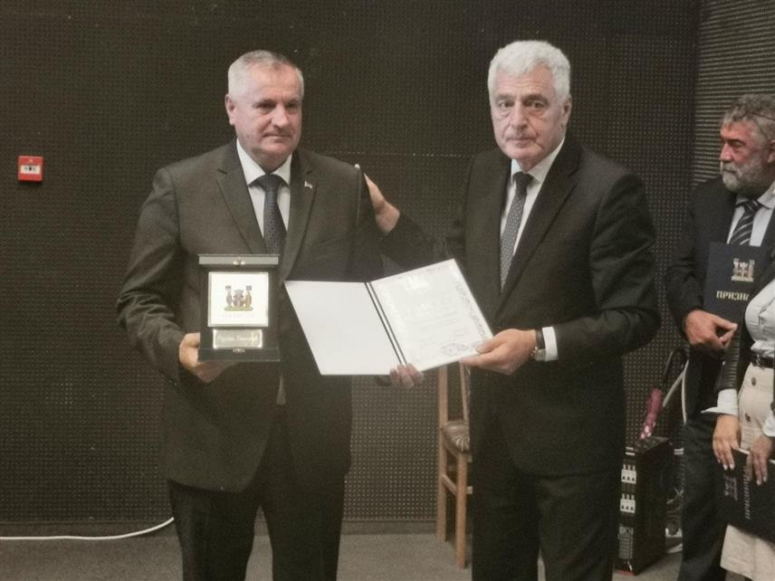 БРАТУНАЦ, 25. СЕПТЕМБРА /СРНА/ - Предсједнику Владе Републике Српске Радовану Вишковићу уручена је данас Плакета општине Братунац за допринос у инвестицијама и инфраструктурним пројектима који доприносе развоју ове локалне заједниц