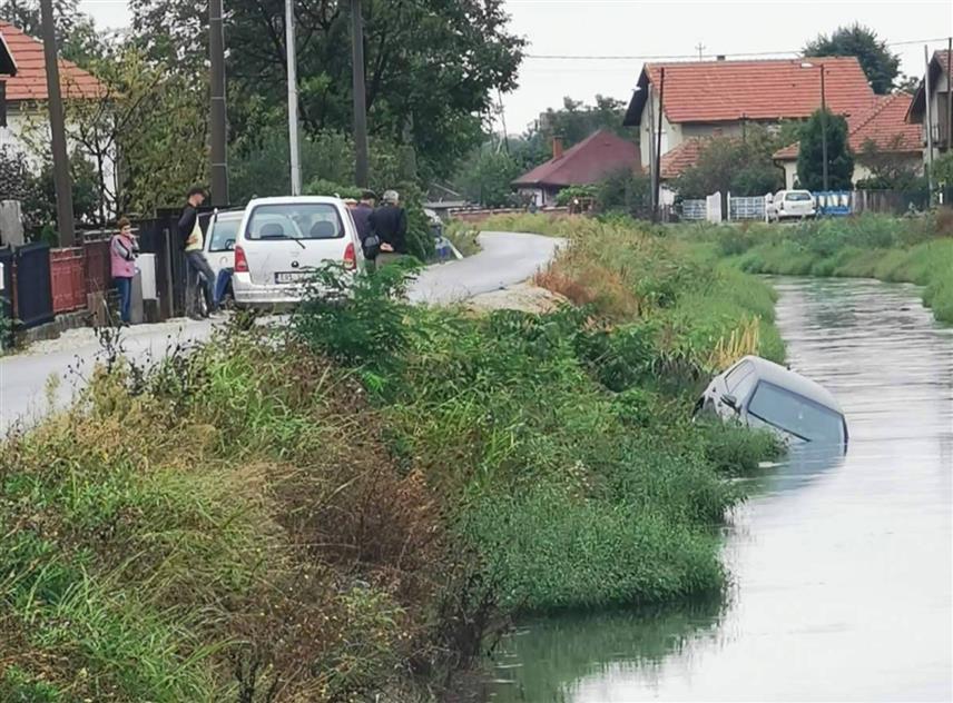 БИЈЕЉИНА, 25. СЕПТЕМБРА /СРНА/ - У саобраћајној незгоди у Бијељини у којој је "голф" завршио у каналу Дашница причињена је мања материјална штета, речено је Срни у Полицијској управи.