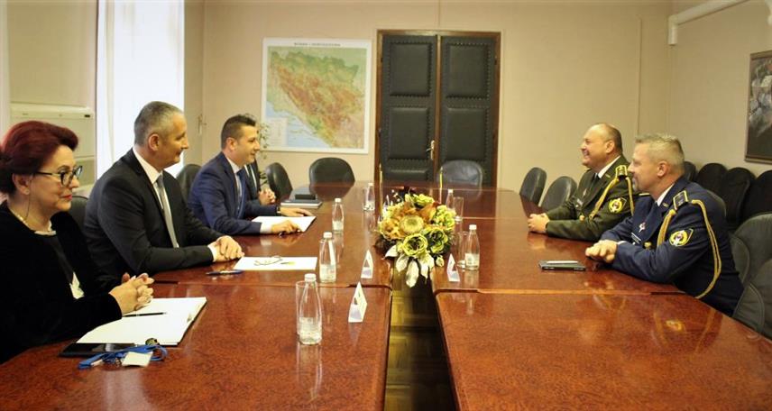 САРАЈЕВО, 25. СЕПТЕМБРА /СРНА/ - Замјеник министра одбране за управљање ресурсима у Савјету министара Александар Гогановић прмио је у опроштајну посјету војног аташеа Словачке у БиХ бригадира Милана Миндека и новоименованог војног аташеа пуковника Милана Скрутека.