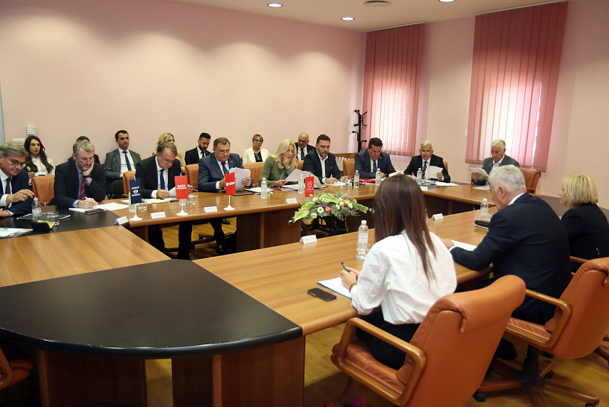 МОСТАР, 25. СЕПТЕМБРА /СРНА/ - Координациони састанак СНСД-а, ХДЗ-а БиХ и странака "тројке", партнера у власти на нивоу БиХ, присутни су лидер СНСД-а Милорад Додик, потпредсједник СНСД-а Жељка Цвијановић, те функционери ове странке Сташа Кошарац и Средоје Новић, затим предсједници Уједињене Српске Ненад Стевандић и ДЕМОС-а Недељко Чубриловић.