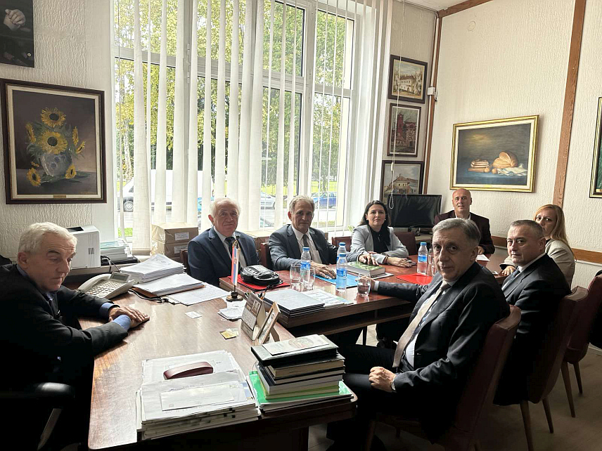 ЧАЧАК, 25. СЕПТЕМБРА /СРНА/ - На Агроекономском факултету у Чачку данас је у оквиру манифестације "Дани Српске у Србији" представљана едиција Академије наука и умјетности Републике Српске "Одрживи развој и управљање природним ресурсима Републике Српске".