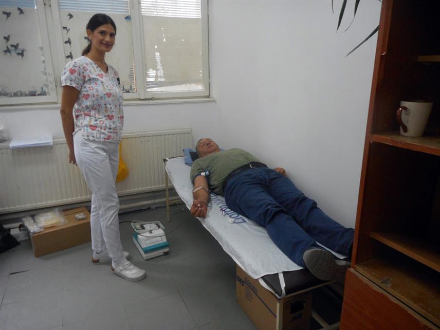 БРАТУНАЦ, 25. СЕПТЕМБРА /СРНА/ - Акцији добровољног давања крви, поводом Дана општине Братунац, данас се одазвало више од стотину давалаца, а 81 је даровао крв.