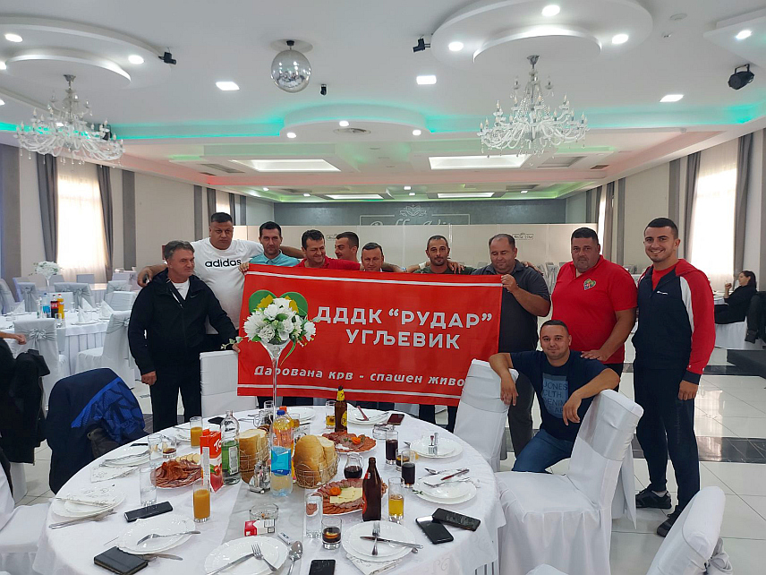 БИЈЕЉИНА, 25. СЕПTЕМБРА /СРНА/ - Друштво добровољних давалаца крви "Рудар" из Угљевика учествовало је данас у акцији даривања крву у Братунцу у којој је обезбијеђена 81 доза драгоцјене течности.