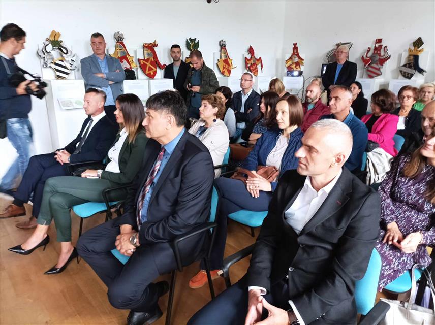 НОВИ ГРАД, 25. СЕПТЕМБРА /СРНА/ - У Вијећници у Новом Граду данас је отворена стална поставка легата и представљена фото-монографија Милана Карановића.