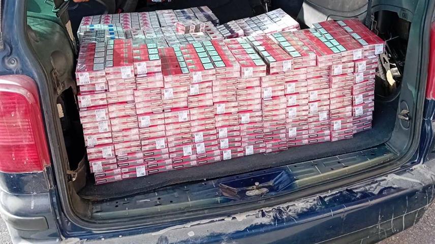 ПОДГОРИЦА, 25. СЕПТЕМБРА /СРНА/ - Службеници црногорске Управе полиције су на путном правцу Рожаје-Беране контролисали путничко возило подгоричких регистарских ознака којим је управљао С.А. /43/ и Пронашли 313 боксова цигарета без акцизних маркица.	
