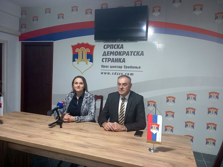 ТРЕБИЊЕ, 25. СЕПТЕМБРА /СРНА/ - Предсједник СДС-а Републике Српске Милан Миличевић и предсједник Градског одбора СДС-а у Требињу Милица Радовановић на конференцији за новинаре.