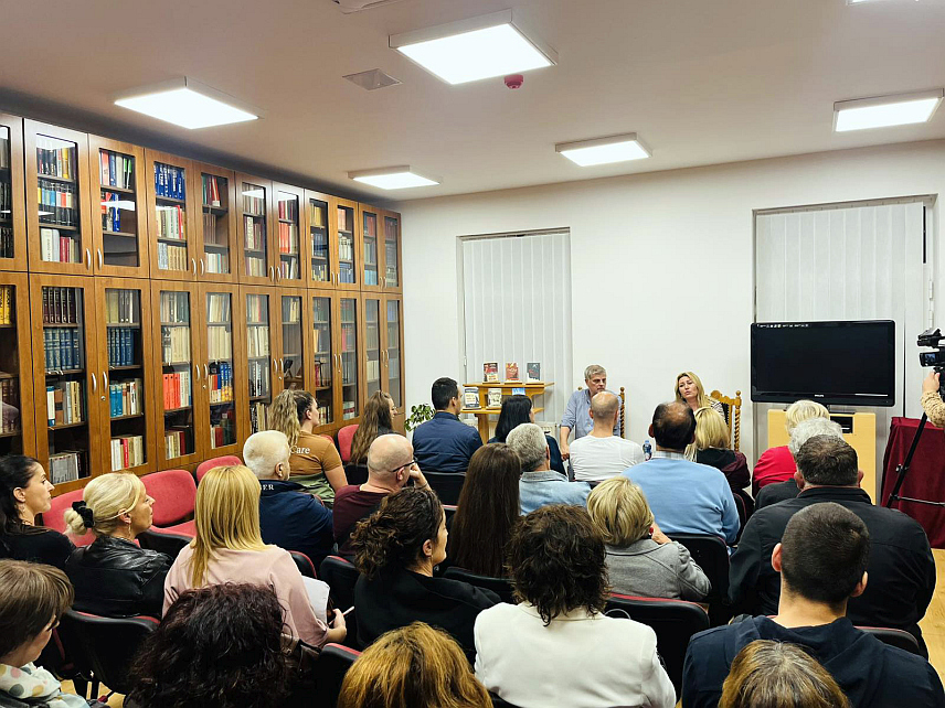 КОЗАРСКА ДУБИЦА, 25. СЕПТЕМБРА /СРНА/ - Један од најтиражнијих српских писаца Владимир Кецмановић промовисао је вечерас у Народној библиотеци у Козарској Дубици свој нови роман "Кад ђаволи полете", који говори о сексуалном злостављању дјечака.