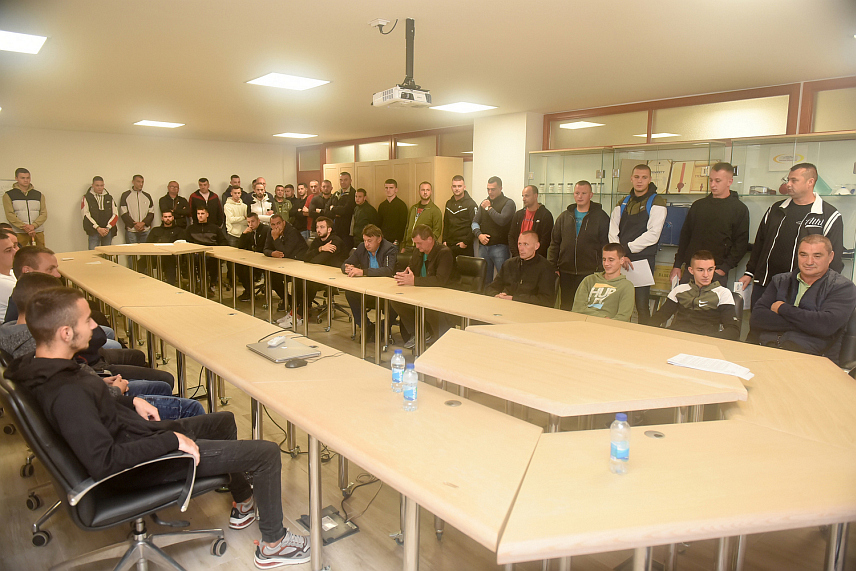 ЗВОРНИК, 25. СЕПТЕМБРА /СРНА/ - Предсједник Управног одбора зворничке компаније "Алумина" Зоран Стевановић уручио је уговоре о раду за 48 нових радника у овој фабрици