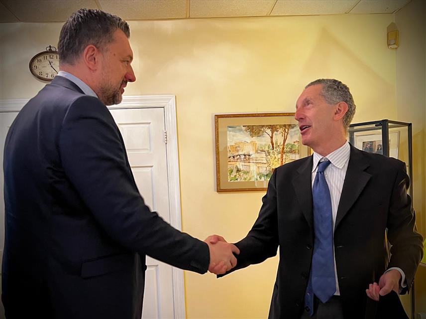 ВАШИНГТОН, 26. СЕПТЕМБРА /СРНА/ - Министар иностраних послова у Савјету министара Елмедин Конаковић упознао је у Вашингтону савјетника Стејт департмента Дерека Шолеа о напретку БиХ када је ријеч о европским интеграцијама, те навео да су видљиве убрзане промјене реформе и напори које ова земља чини како би до краја године отпочео процес приступних преговора између ЕУ и БиХ.