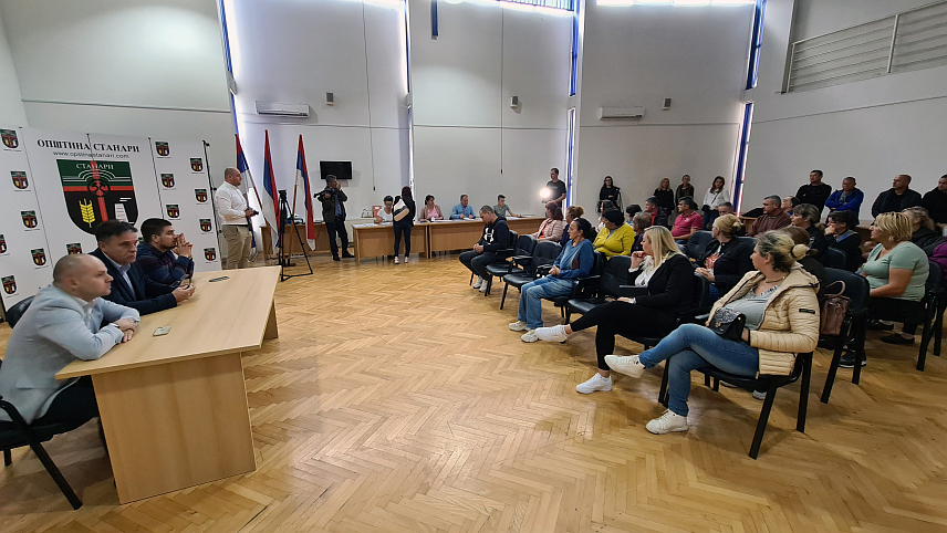 СТАНАРИ, 26. СЕПТЕМБРА /СРНА/ - У Станарима су данас потписани уговори о стипендирању 162 средњошколца, који ће на мјесечном нивоу за трошкове превоза добијати до 170 КМ, а смјештаја око 75 КМ.