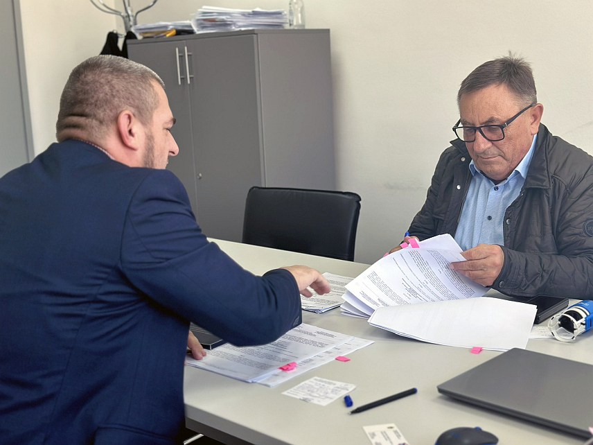 САРАЈЕВО, 26. СЕПТЕМБРА /СРНА/ - Начелник општине Соколац Милован Бјелица потписао је данас у Сарајеву уговор са представницима федералног Министарства расељених особа и избјеглица, према којем ће на подручју ове локалне заједнице бити финансирани инфраструктурни пројекти вриједни 150.000 КМ.