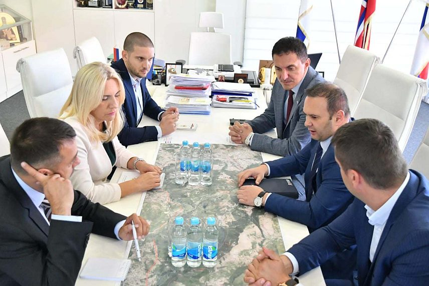 ИСТОЧНО САРАЈЕВО, 26. СЕПТЕМБРА /СРНА/ – Српски члан Предсједништва БиХ Жељка Цвијановић састала се данас у Источном Сарајеву са представницима градске власти на челу са градоначелником Љубишом Ћосићем.	
