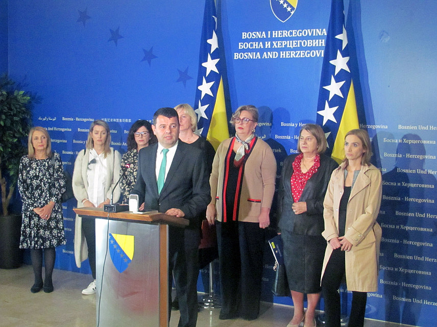 САРАЈЕВО, 26. СЕПТЕМБРА /СРНА/ - Министар за људска права и избјеглице у Савјету министара Севлид Хуртић потписао је данас у Сарајеву уговоре о сарадњи са представницама осам невладиних организација које воде сигурне куће у БиХ, а за које ће бити издвојено по 12.500 КМ.