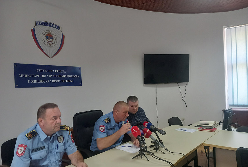ТРЕБИЊЕ, 26. СЕПТЕМБРА /СРНА/ - Начелник Полицијске управе Требиње Синиша Лакета, начелник Сектора полиције Полицијске управе Требиње Миодраг Јанковић и начелник Сектора криминалистичке полиције Полицијске управе Требиње Велибор Вукоје на конференцији за новинаре.