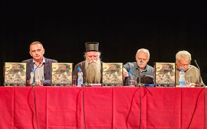 ПОДГОРИЦА, 26. СЕПТЕМБРА /СРНА/ - Његово високопреосвештенство митрополит црногорско-приморски Јоаникије рекао је данас у бесједи у Херцег Новом на отварању Духовно-културне манифестације "Његошеви дани" да је намјера рушилаца капеле на Ловћену била да Његоша одвоје од Цркве.