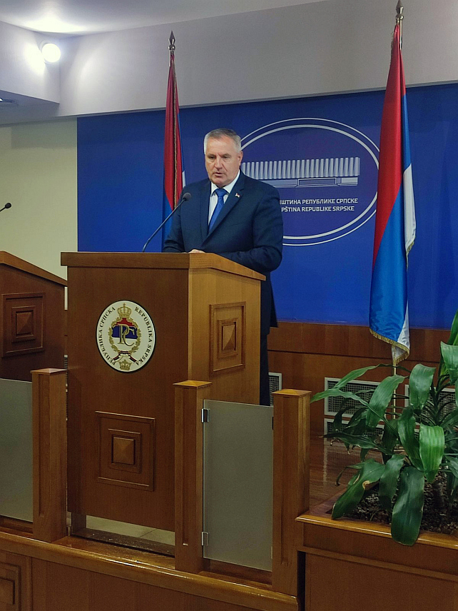 БАЊАЛУКА, 26. СЕПТЕМБРА /СРНА/ - Премијер Републике Српске Радован Вишковић рекао је да је Влада повукла Приједлог закона о непокретној имовини која се користи за функционисање јавне власти са дневног реда данашње сједнице Народне скупштине јер је Републичка управа за геодетске и имовинско-правне послове указала да постоји сличан закон који је Уставни суд БиХ ставио на привремену мјеру.