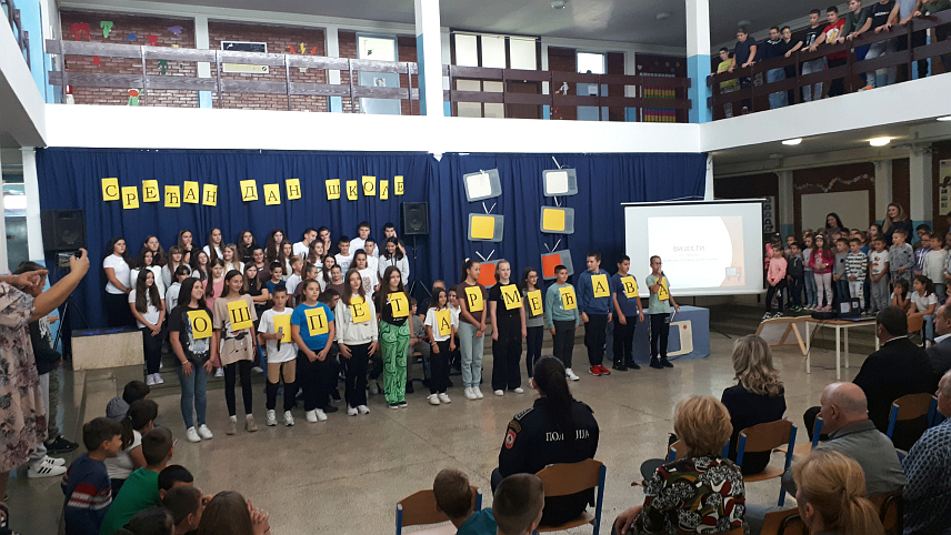 КОСTАЈНИЦА, 26. СЕПTЕМБРА /СРНА/ - Основна школа "Петар Мећава" из Костајнице данас је пригодним програмом ученика обиљежила Дан школе и 143 године постојања ове образовне установе и школства у Костајници.