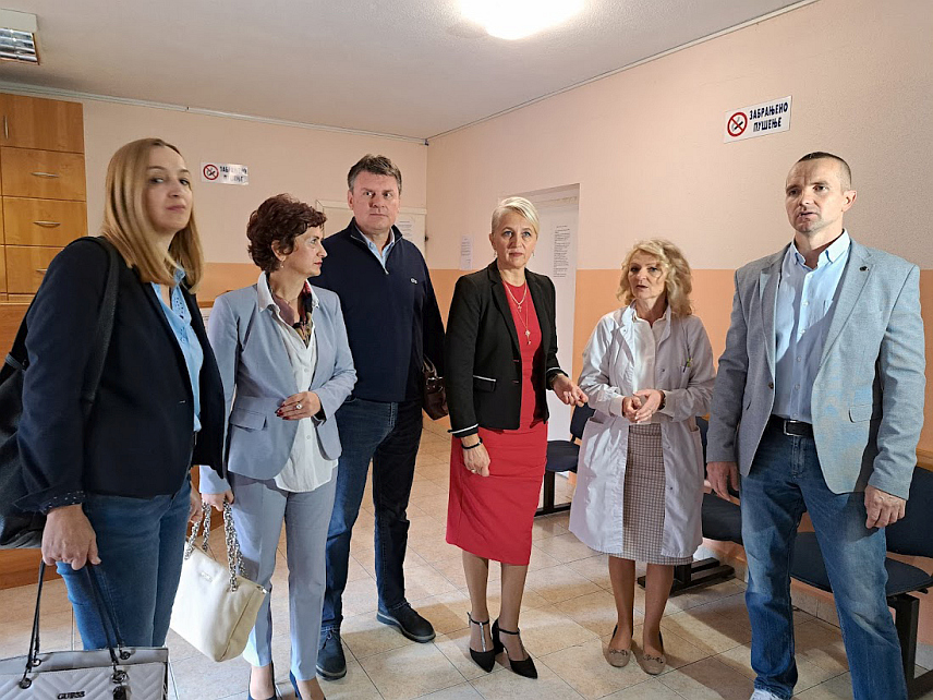 РИБНИК, 26. СЕПТЕМБРА /СРНА/ - Дом здравља "Бањалука" донирао је Дому здравља "Др Драган Војводић" из Рибника аналогни рендген /РТГ/ апарат, те су тим поводом директори ових установа Невена Тодоровић и Никола Јанковић потписали у Рибнику споразум о донацији.