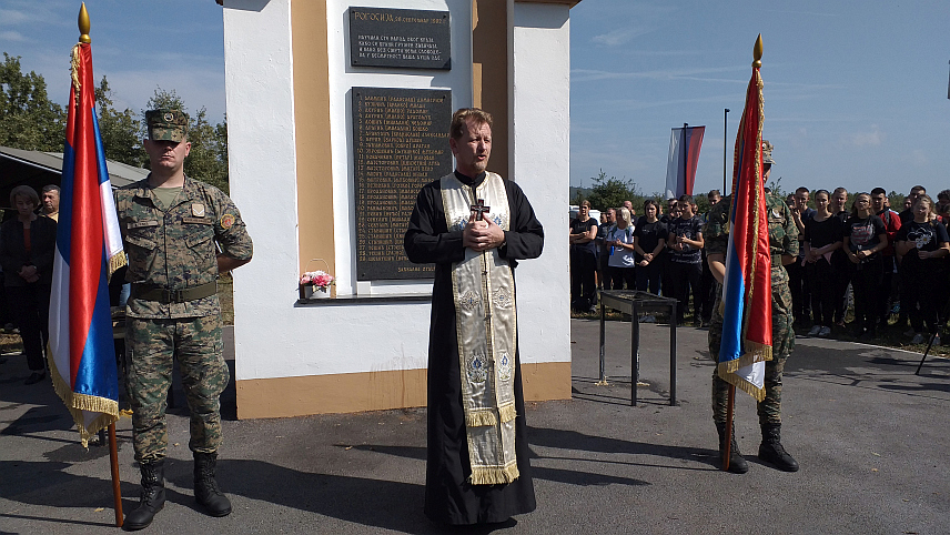 ВЛАСЕНИЦА, 26. СЕПTЕМБРА /СРНА/ - Код спомен-обиљежја на узвишењу Рогосија код Власенице обиљежена је 31 година од погибије 29 бораца Војске Републике Српске које су на данашњи дан свирепо убили муслимански војници, а тим поводом служен је парастос, положено цвијеће и поручено да њихово страдање не смије бити заборављено.