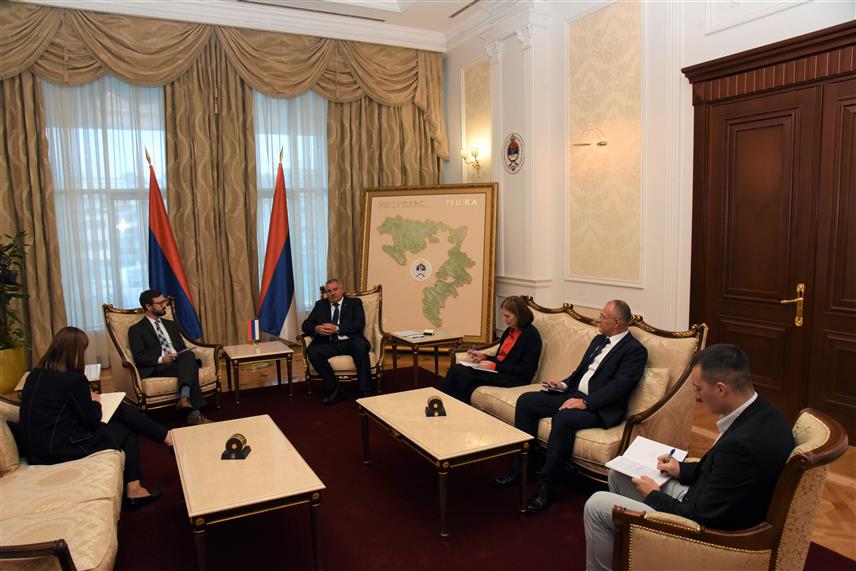 БАЊАЛУКА, 26. СЕПТЕМБРA /СРНА/ - Предсједник Владе Републике Српске Радован Вишковић примио у наступну посјету новог резидентног представника Међународног монетарног фонда /ММФ/ у БиХ Андреаса Тудику.