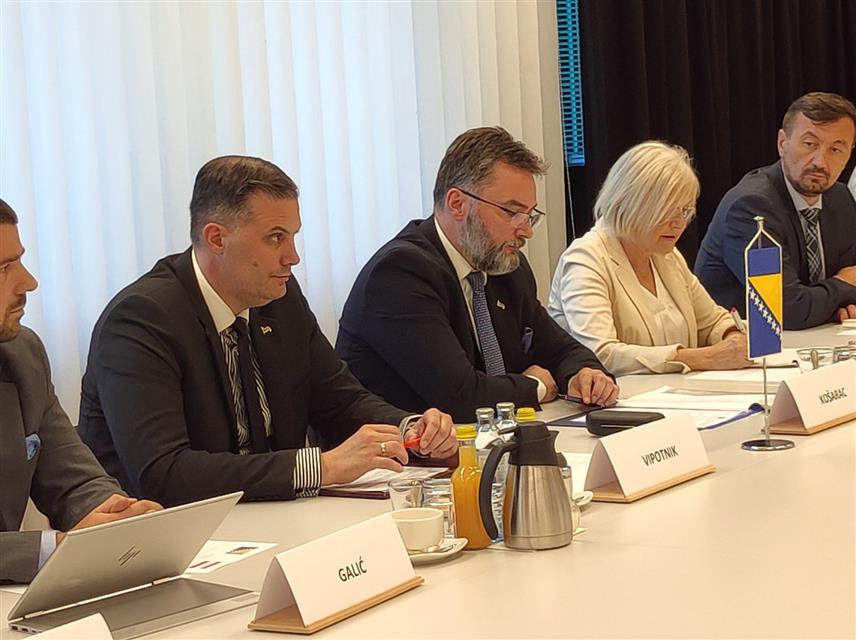 БЕЧ, 26. СЕПТЕМБРА /СРНА/ - Министар за просторно уређење, грађевинарство и екологију Републике Српске Бојан Випотник састао се данас са министром за заштиту климе, животну средину, енергију, мобилност, иновације и технологију Аустрије Леонором Гевеслер.Састанку је присуствовао министар спољне трговине и економских односа у Савјету министара Сташа Кошарац.