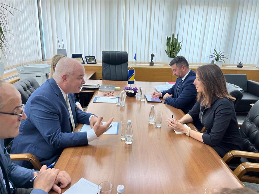 САРАЈЕВО, 26. СЕПТЕМБРА /СРНА/ - Министар цивилних послова у Савјету министара Дубравка Бошњак изјавила је данас у Сарајеву током састанка са шефом Мисије ОЕБС-а у БиХ Брајаном Агелером да је доношење новог закона о деминирању у програму рада овог министарства за наредну годину.	

