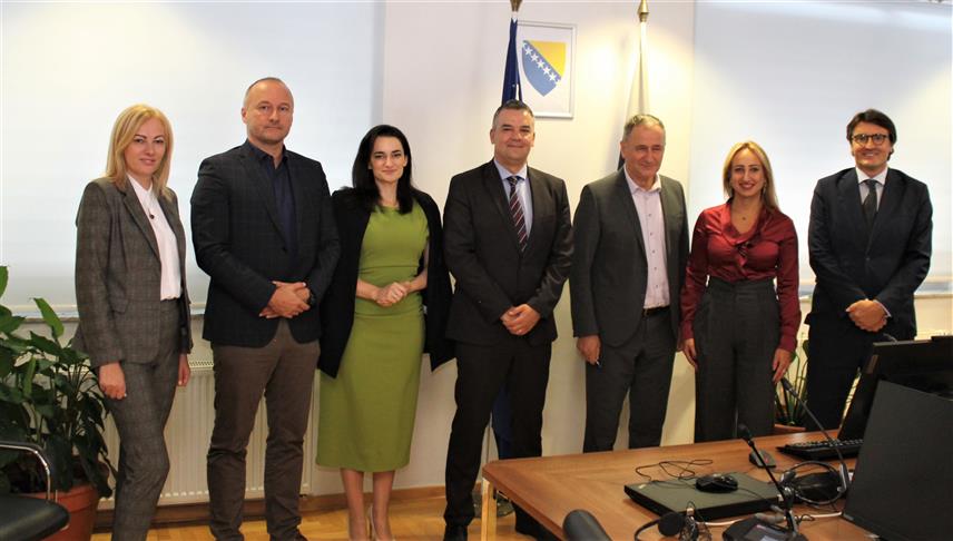 САРАЈЕВО, 26. СЕПТЕМБРА /СРНА/ - Предсједик Високог судског и тужилачког савјета /ВСТС/ БиХ Халил Лагумџија данас је у разговору са министром правде у Савјету министара Давором Бунозом указао на неусаглашеност појединих одредаба Закона о ВСТС-у које би могле у будућности довести до његове отежане примјене.