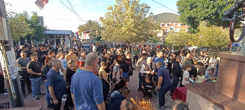 КОСОВСКА МИTРОВИЦА, 26. СЕПTЕМБРА /СРНА/ - Становници сјеверног дијела Косовске Митровице, Лепосавића и Звечана вечерас су прислужили свијеће и одали пошту убијеним суграђанима у сукобима у селу Бањска у општини Звечан.	

