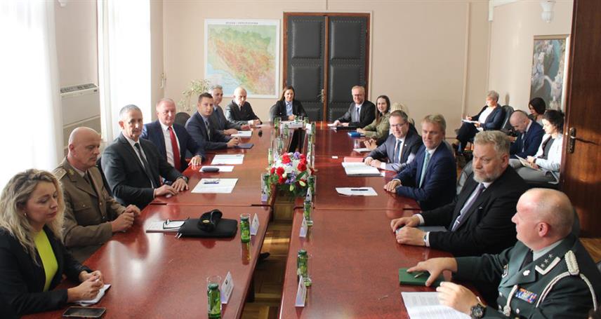 САРАЈЕВО, 26. СЕПТЕМБРА /СРНА/ - Замјеник министра одбране у Савјету министара Александар Гогановић током сусрета са министром одбране Норвешке Бјорном Арилдом Грамом, којем су присуствовали министар и замјеник министра одбране у Савјету министара Зукан Хелез и Славен Галић.