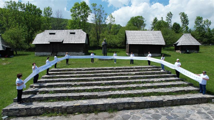 БАЊАЛУКА, 26. СЕПТЕМБРА /СРНА/ - Промоцијом културног добра "Змијањски вез" чува се традиција, али и подиже свијест о важности очувања и унапређења, те представљања укупног нематеријалног културног насљеђа Републике Српске, речено је Срни у Хуманитарном удружењу жена "Дуга" из Бањалуке.