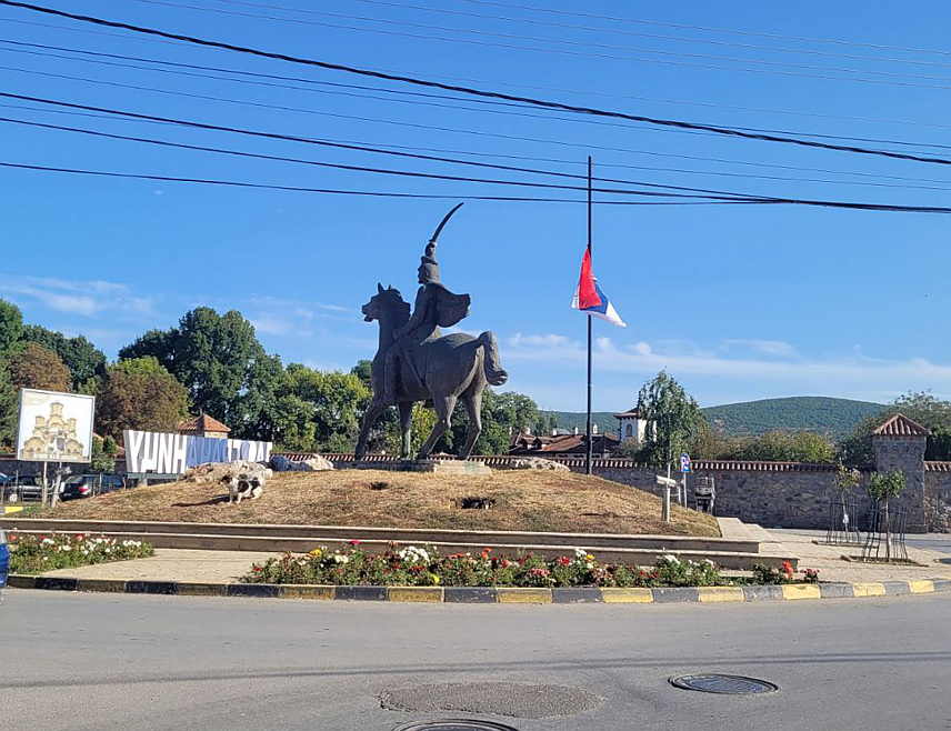 КОСОВСКА МИТРОВИЦА, 26. СЕПТЕМБРА /СРНА/ - У српским срединама на Косову и Метохији 26, 27. и 28. септембар проглашени су данима жалости поводом погибије више особа у трагичном догађају у Бањској, у општини Звечан.