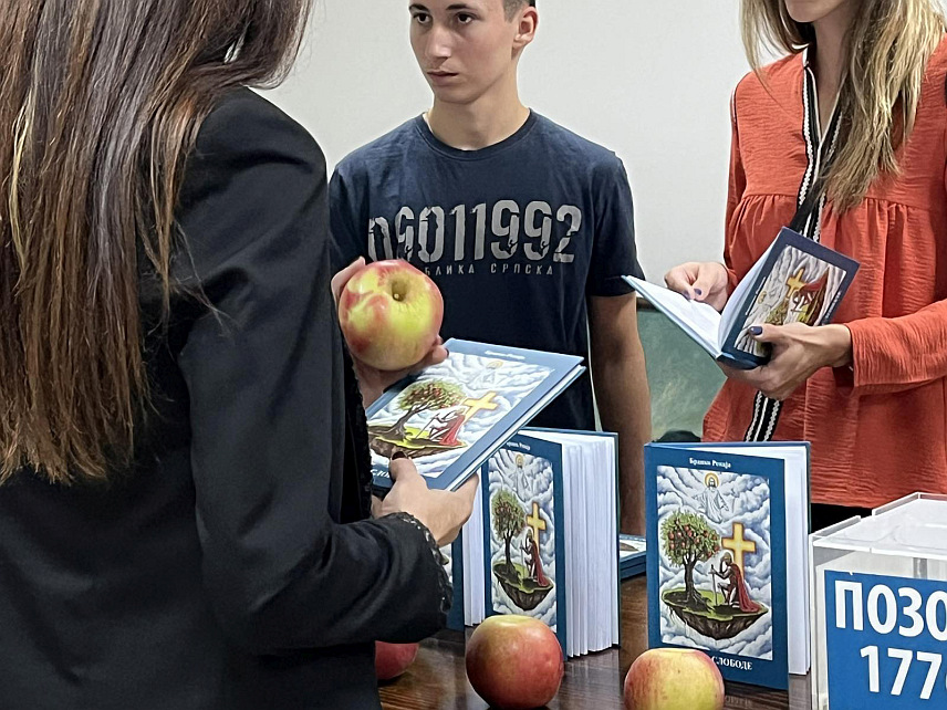 КОЗАРСКА ДУБИЦА, 27. СЕПТЕМБРА /СРНА/ - На хуманитарно-поетској вечери у Дому културе у Козарској Дубици представљана је збирке пјесама "Јабука слободе" свештеника Бранка Репаје, чијом куповином Дубичани помажу изградњу куће за шесточлану породицу Ђекић из те општине.