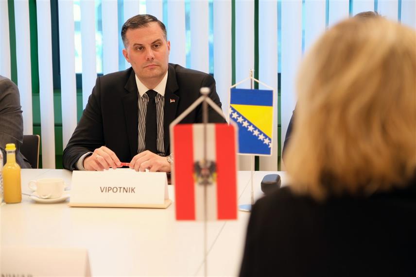 БЕЧ, 27. СЕПТЕМБРА /СРНА/ - Министар за просторно уређење, грађевинарство и екологију Републике Српске Бојан Випотник оцијенио је да подршка аустријске делегације у рјешавању проблема изградње складишта нуклеарног отпада на Трговској гори представља крупан корак ка постизању коначног циља, односно спречавању изградње овог одлагалишта.