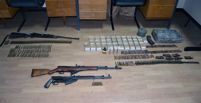 ПРИЈЕДОР, 27. СЕПТЕМБРА /СРНА/ - У полицијском претресу стамбених просторија у Оштрој Луци које користи мушкарац чији су иницијали Д.Д. из ове општине пронађено је и одузето 1.135 метака различитог калибра, једна аутоматска и двије полуаутоматске пушке, те ручна бомба, саопштено је данас из Полицијске управе Приједор.