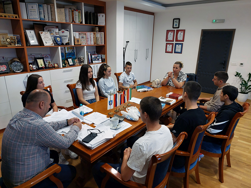 ВИШЕГРАД, 27. СЕПТЕМБРА /СРНА/ - Начелник општине Вишеград Младен Ђуревић уручио је данас 66 комплета уџбеника ученицима који су уписали први разред средње школе у овој локалној заједници.