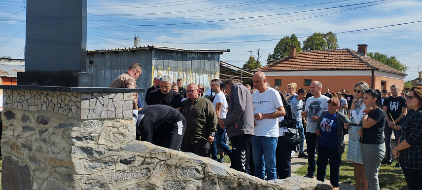 ПРИЛУЖЈЕ,27.СЕПTЕМБРА/СРНА/ - Срби у Прилужју паљењем свијећа испред споменика страдалим убијеним и киднапованим Србима ,одали су пошту Србима убијеним у недјељу у Бањској.