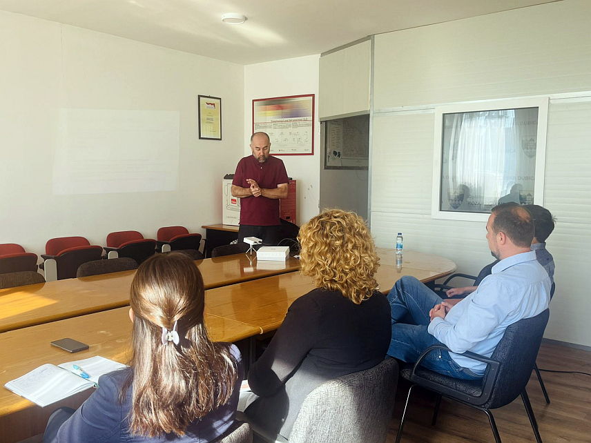 КОЗАРСКА ДУБИЦА, 27. СЕПTЕМБРА /СРНА/ - У општини Козарска Дубица данас је одржана информативна сесија у оквиру јавног позива за мјеру подршке инвестицијама у примарној пољопривредној производњи који је дио пројекта "ЕУ за пољопривреду".
