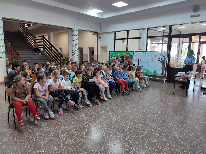 БИЈЕЉИНА, 27. СЕПTЕМБРА /СРНА/ - За ученике Основне школе "Петар Петровић Његош" у Великој Обарској код Бијељине одржана су едукативна предавања о безбједном и правилном учешћу пјешака у саобраћају.