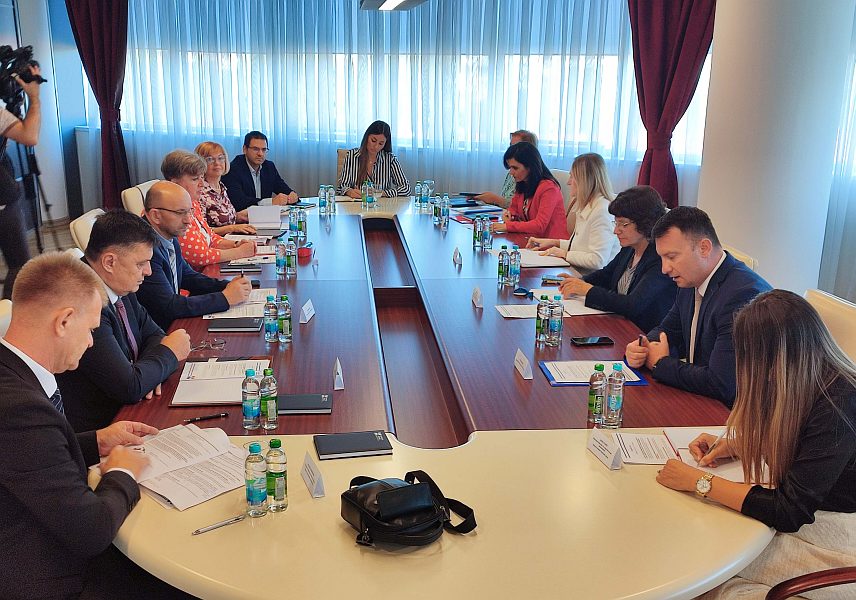 БАЊАЛУКА, 27. СЕПТЕМБРА /СРНА/ - Директор Пореске управе Републике Српске Горан Маричић, директор Управе за индиректно опорезивање БиХ Зоран Тегелтија, директор Пореске управе Федерације БиХ Шериф Исовић и директор Пореске управе Брчко дистрикта Татјана Михајловић на састанку у Бањалуци.