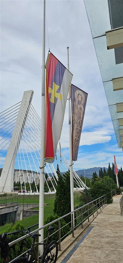 ПОДГОРИЦА, 27. СЕПТЕМБРА /СРНА/ - Поводом трагичних дешавања на Космету, Српски национални савјет Црне Горе спустио је српску заставу на пола јарбола.