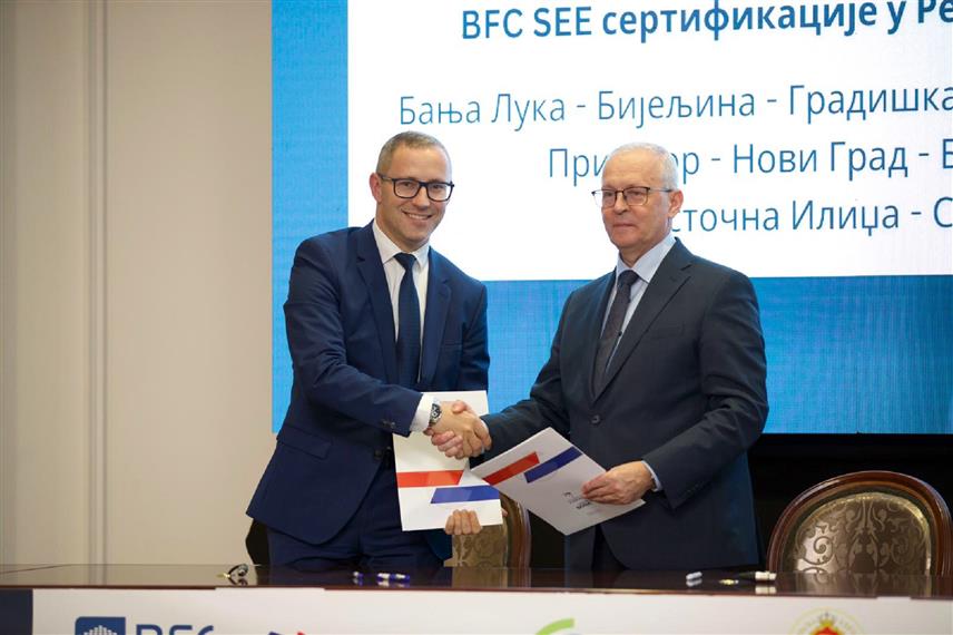 ПРЊАВОР, 27. СЕПТЕМБРА /СРНА/ - Градоначелник Прњавора Дарко Томаш потписао је данас у Бањалуци уговор за почетак спровођења програма сертификације у Прњавору према новом, четвртом издању БФЦ СЕЕ стандарда у Републици Српској.