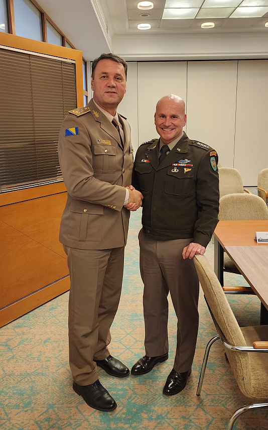 САРАЈЕВО, 27. СЕПТЕМБРА /СРНА/ - Врховни командант НАТО снага у Европи Кристофер Каволиј и начелник Заједничког штаба Оружаних снага БиХ генерал-пуковник Сенад Машовић.