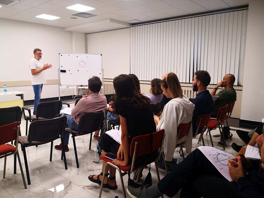 БАЊАЛУКА, 27. СЕПТЕМБРА /СРНА/- Српски сценариста и редитељ Ђорђе Милосављевић вечерас је у Бањалуци одржао мастер клас о теми "О структури филмског сценарија" за тридесетак домаћих аутора.