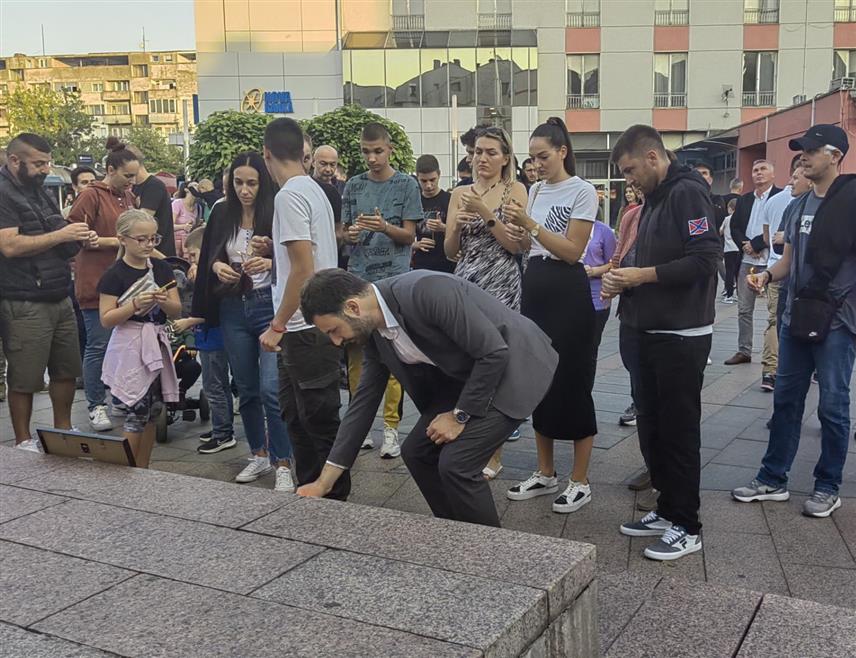 ПРИЈЕДОР, 27. СЕПТЕМБРА /СРНА/- Грађани Приједора вечерас су на Тргу мајора Зорана Карлице прислуживањем свијећа одали почаст тројици убијених Срба у Бањској на Косову и Метохији.