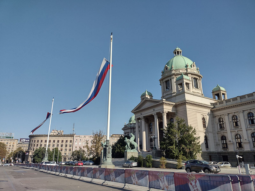 БЕОГРАД, 27. СЕПTЕМБРА /СРНА/ - У Србији је данас Дан жалости поводом трагичних догађаја на Косову и Метохији.